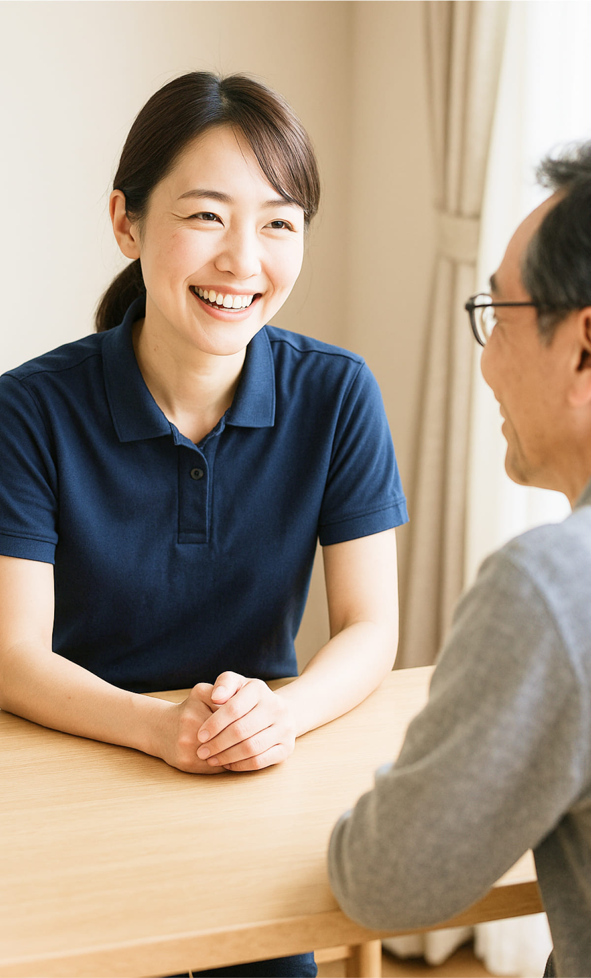 イメージ写真：笑顔で会話する女性看護スタッフと利用者